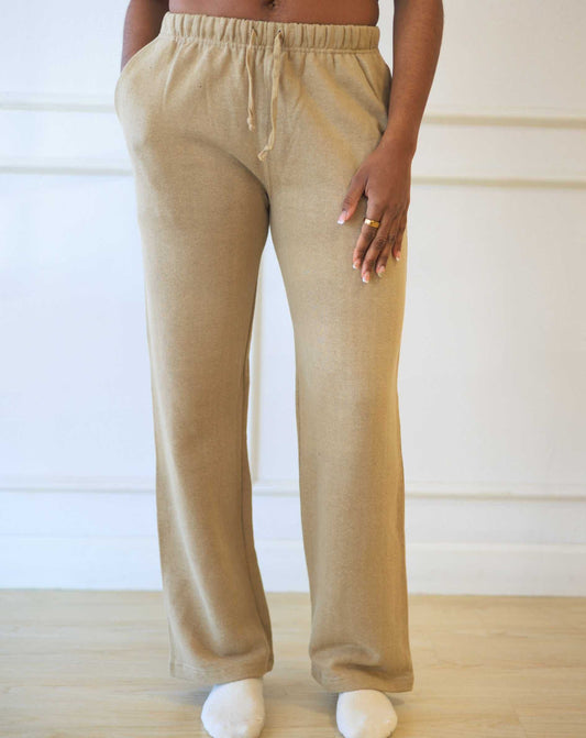 Women’s taupe organic cotton fleece sweatpants with elastic waistband and side pockets, eco-friendly and comfortable lounge wear
