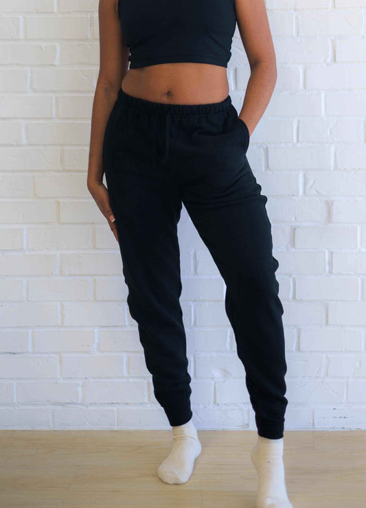 Women's black fleece jogger made of eco-friendly hemp and organic cotton with elastic waistband and ribbed cuffs.
