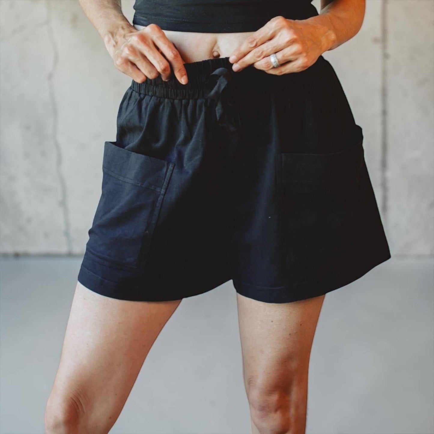 Black hemp shorts for women with elastic waistband and side pockets, made from sustainable hemp and organic cotton blend.