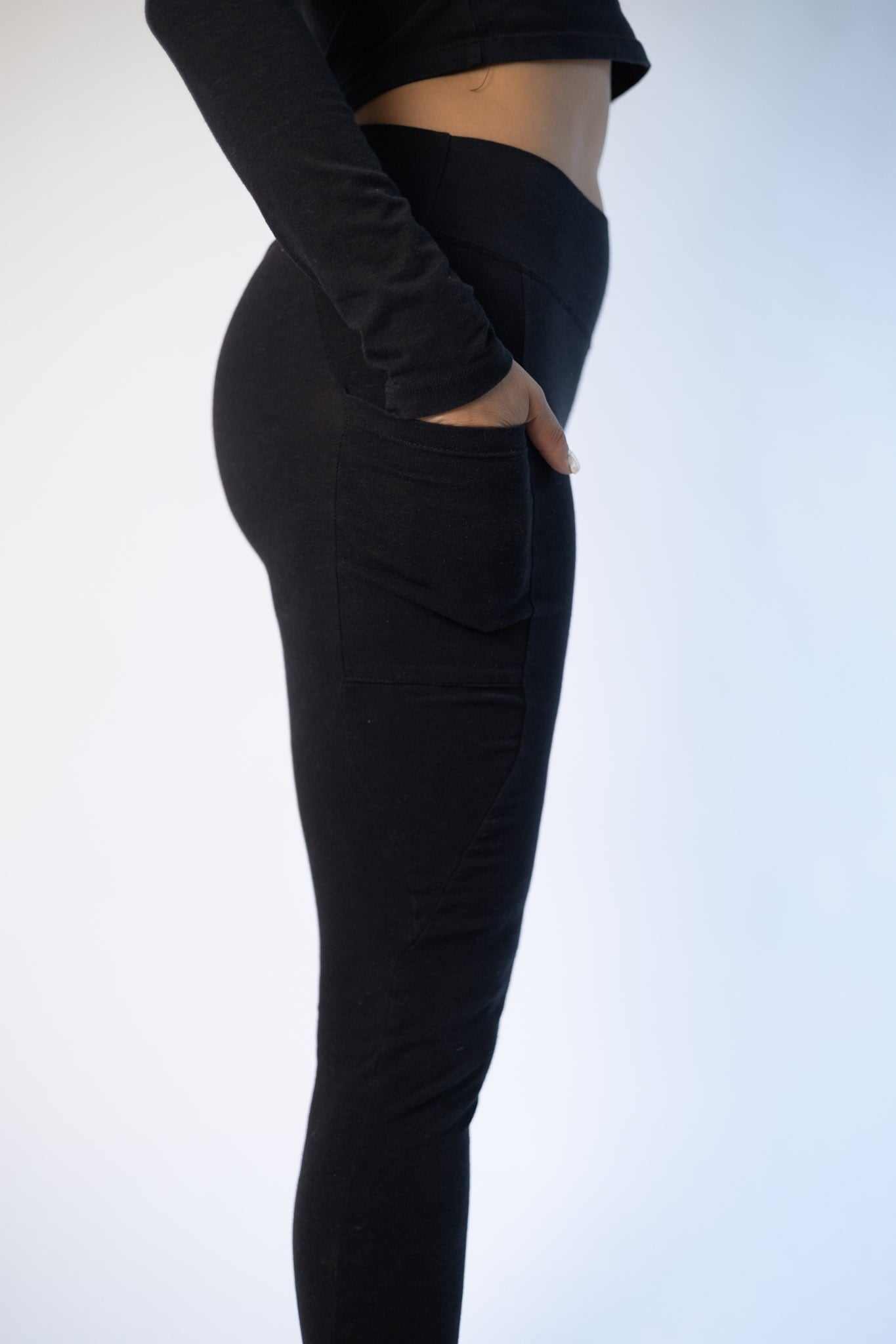 Black hemp and cotton women's leggings with side pocket and high waistband, eco-friendly and comfortable activewear