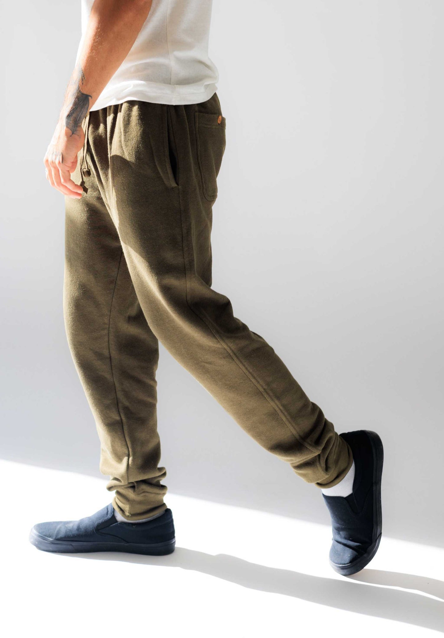 Men's eco-friendly fleece joggers in olive, featuring side pockets and made from hemp and organic cotton.