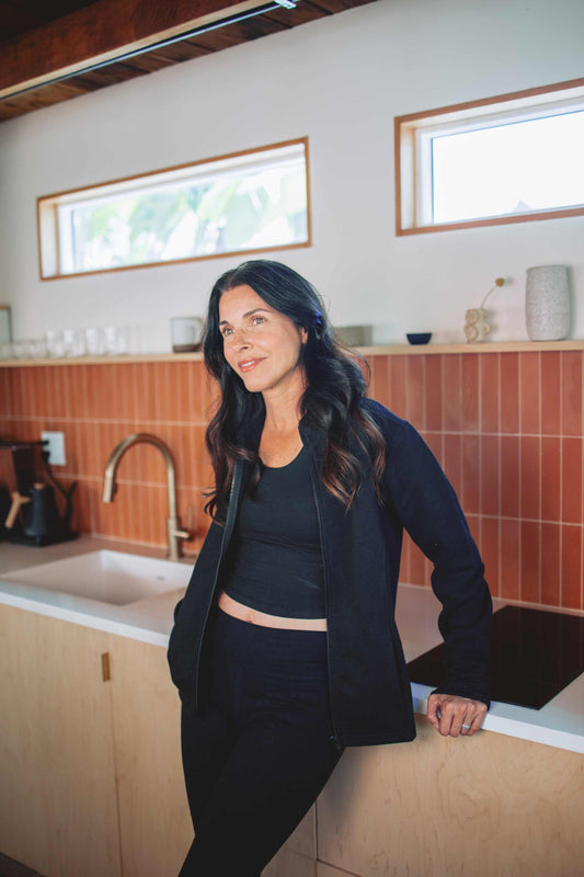 Women's black hemp fleece jacket with zip and mandarin collar for sustainable comfort and style