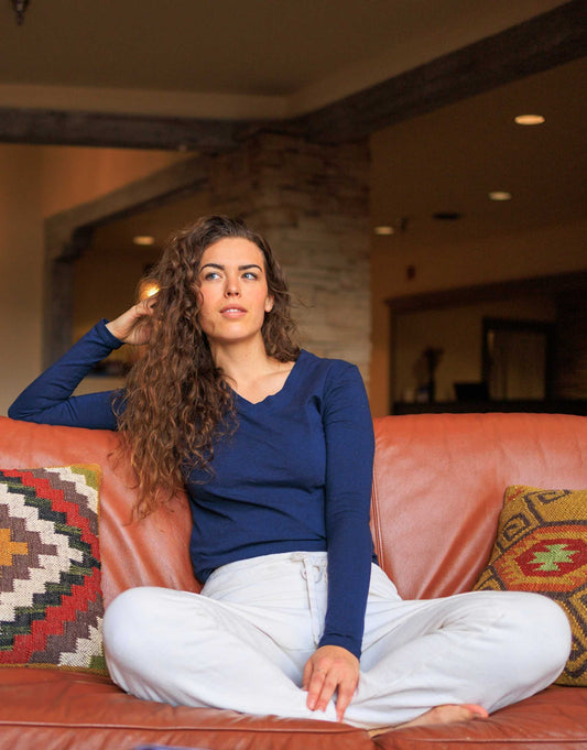 Hemp Shirt in navy blue with a fitted silhouette, long sleeves, soft stretch fabric and a classic V-neck