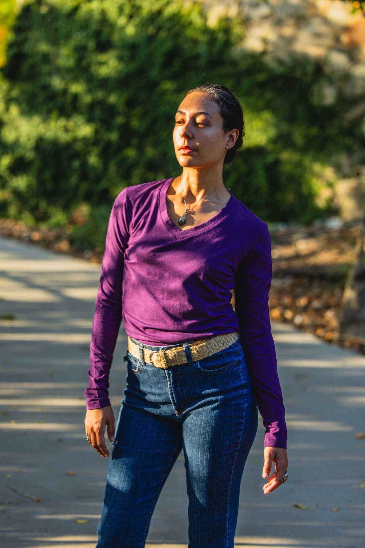 Hemp Shirt in purple stretch fabric with long sleeves and a V-neck, worn with jeans and a belt