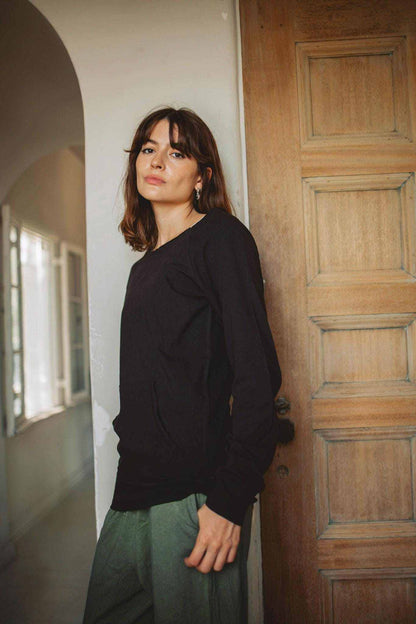 Hemp Sweatshirt Women in black cotton-hemp jersey with long sleeves, a relaxed fit and subtle front kangaroo pocket