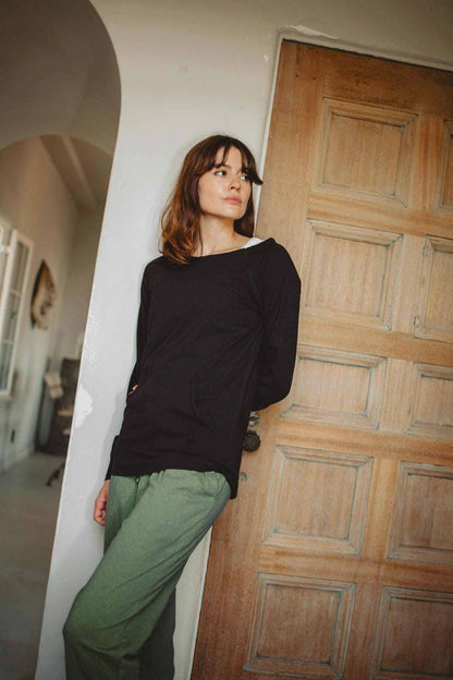 Hemp Sweatshirt Women in black, with long sleeves, a relaxed fit, and a simple round neckline