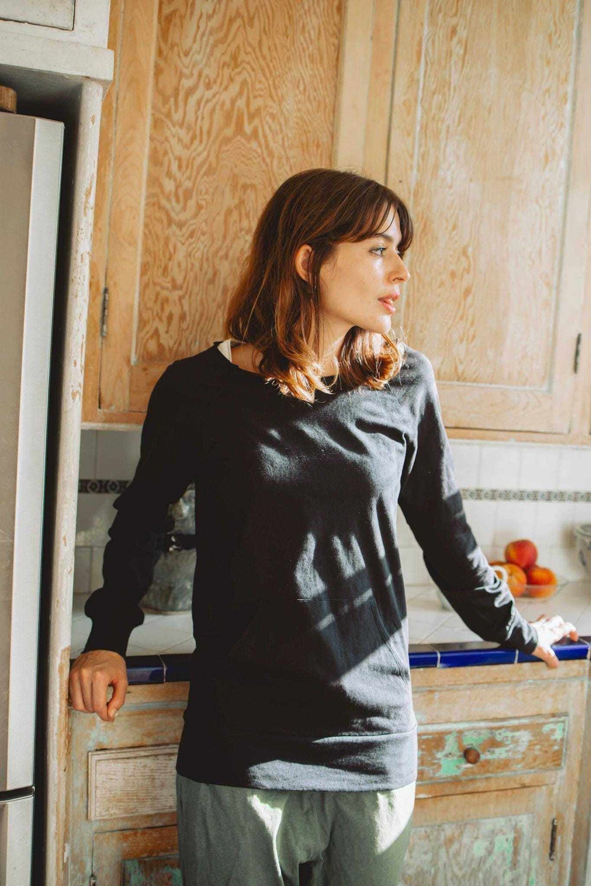 Hemp Sweatshirt Women in black with long sleeves, a round neckline and relaxed pullover fit