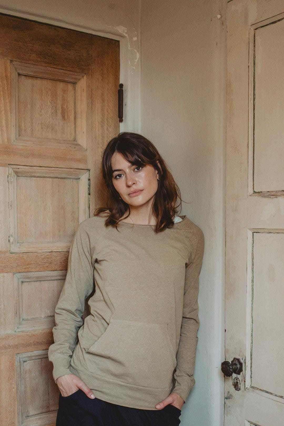 Hemp Sweatshirt Women in mushroom taupe jersey knit, with long sleeves, a round neckline and kangaroo pocket