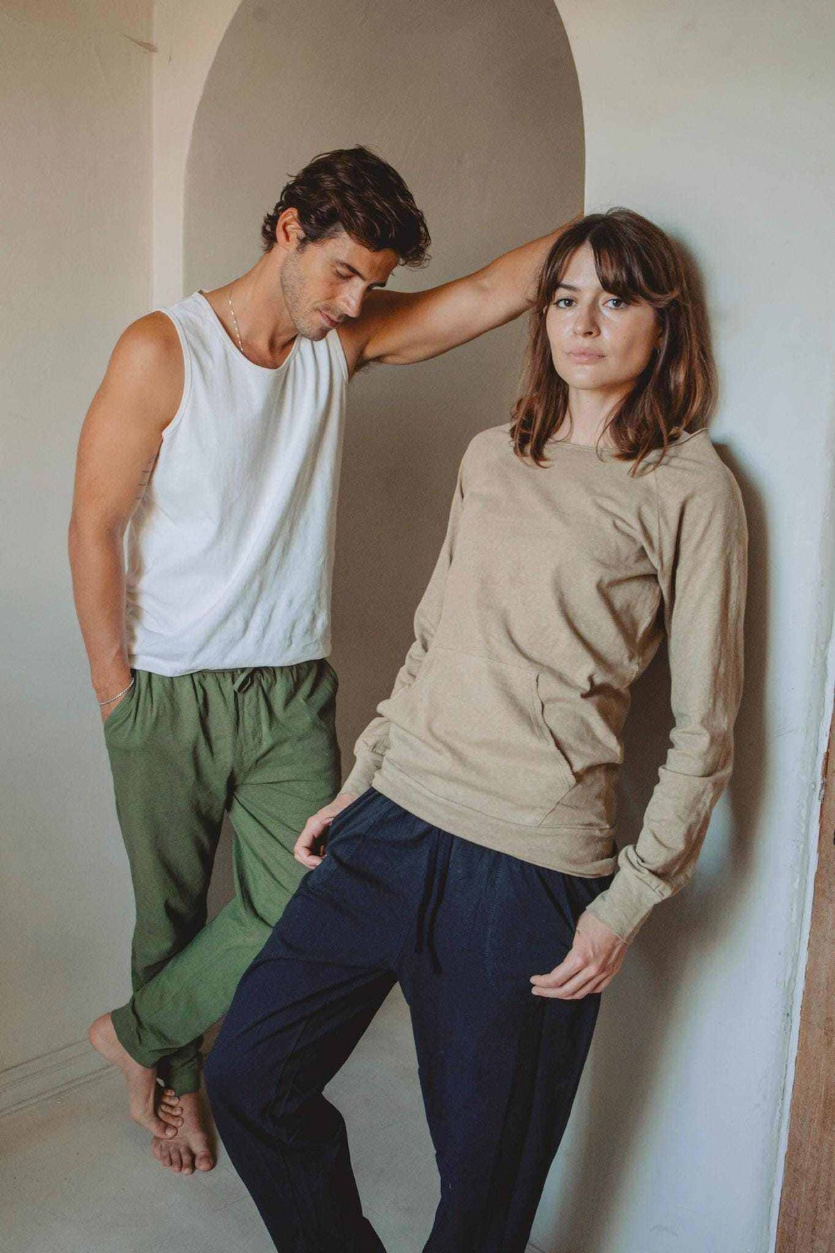 Hemp Sweatshirt Women in taupe with long sleeves, crew neck, exposed seams and a relaxed fit, paired with dark trousers