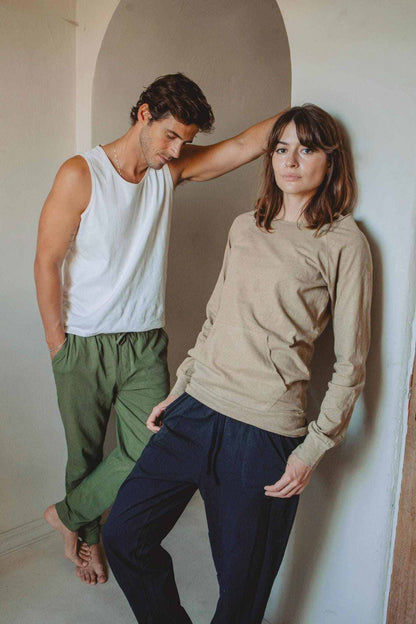 Hemp Sweatshirt Women in taupe with long sleeves, crew neck, exposed seams and a relaxed fit, paired with dark trousers
