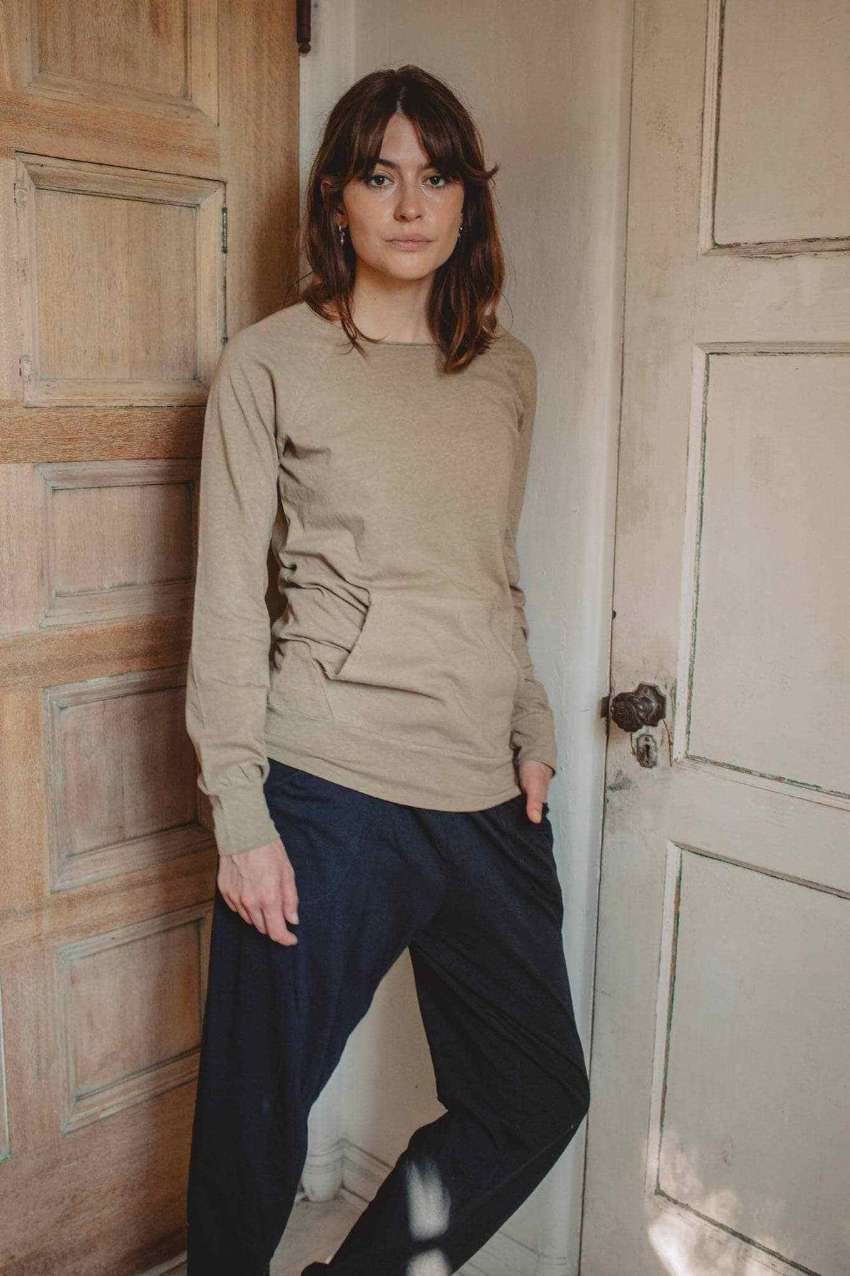 Hemp Sweatshirt Women in mushroom taupe jersey with long sleeves, round neck and a relaxed pullover fit