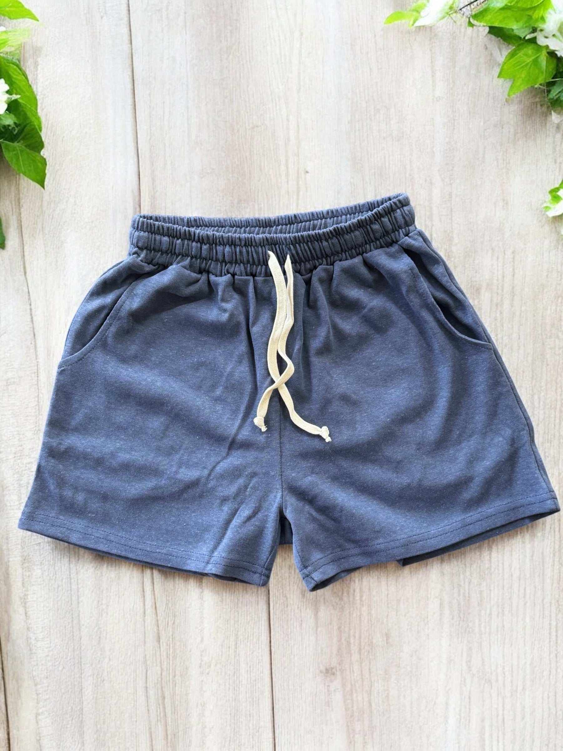 Women's hemp and organic cotton jersey shorts with elastic waist, shown in gray, featuring a drawstring and two hand pockets. Ideal for comfort and sustainability.